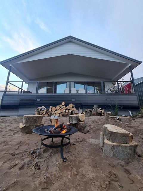 PIECE OF PARADISE, Huge 4 Bedroom Haven - Tourism Hervey Bay 1