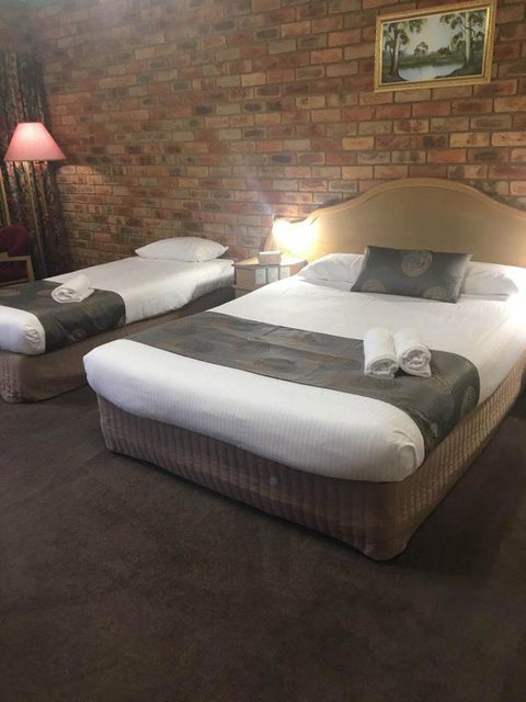 Pines Country Club Motor Inn - Hervey Bay Accommodation 0