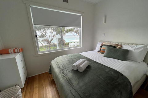 PIPI SHACK - Iconic Waterfront Shack Binalong Bay - Hervey Bay Accommodation 3