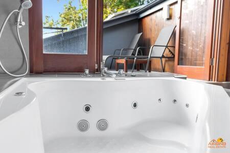 Pole Home In Paradise @ Kuranda - Hervey Bay Accommodation 3