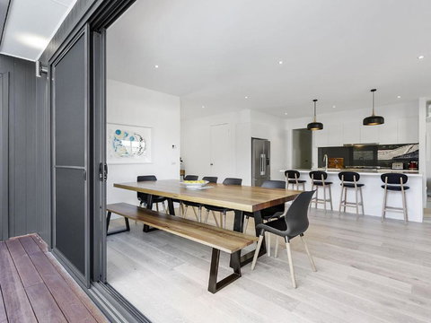 Pool And Spa - 300m Walk To Beach - Hervey Bay Accommodation 3