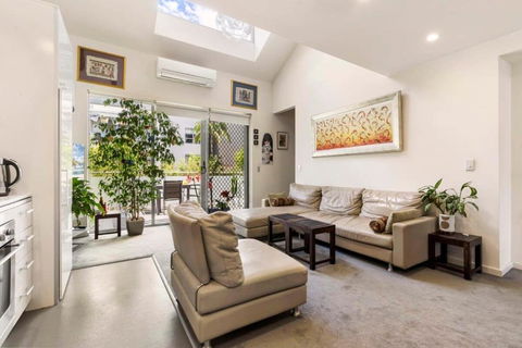 Poolside Apartment Opposite Redfern Park - Hervey Bay Accommodation 3