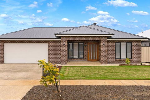 Popular Luxury Villa Kialla Shepparton - Tourism Hervey Bay 0