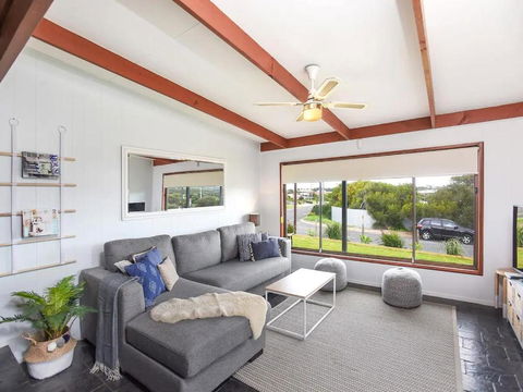 Port Elliot Coastal Cottage - 18 Handby Street,Port Elliot, No Linen Included - Tourism Hervey Bay 1