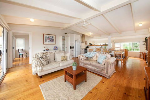 PORT WILLUNGA DREAMING A Beach Front Experience - Hervey Bay Accommodation 1