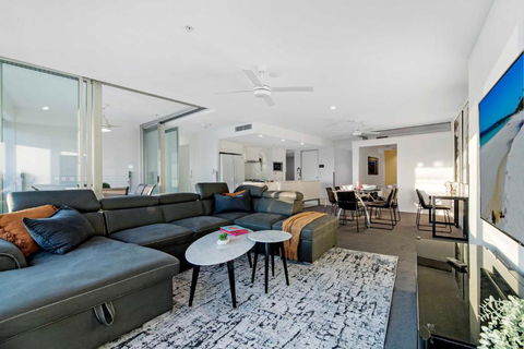 Q Tower Apartments In Surfers Paradise - From Level 3 - Self Contained & Privately Managed - Wow Stay - Hervey Bay Accommodation 3