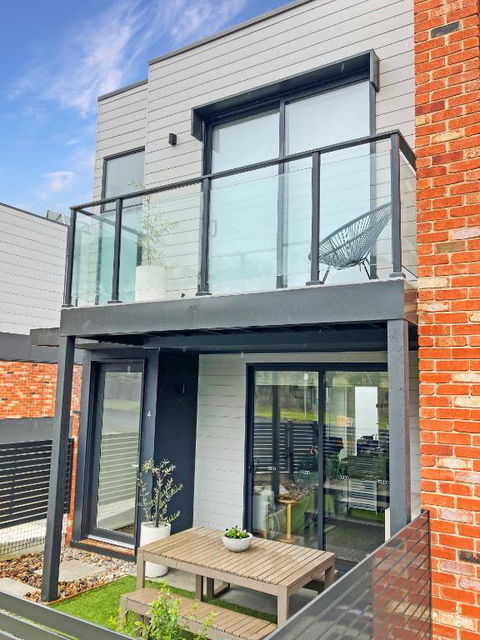 Private Room & Ensuite, In Shared Modern 2 Level Apartment - Full Use Of All Facilities - Tourism Hervey Bay 1