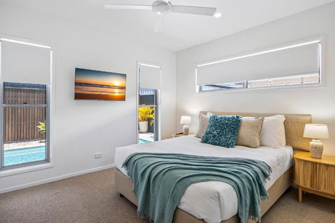 Premium 4-Bed Coastal Escape With BBQ And Pool - Tourism Hervey Bay 3