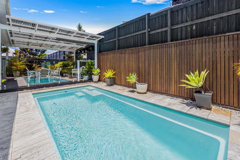 Premium 4-Bed Coastal Escape With BBQ And Pool - Tourism Hervey Bay 1