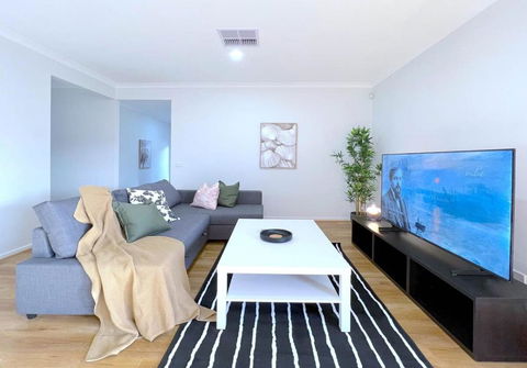 Pride Pakenham Parkfront Home - Tourism Hervey Bay 0