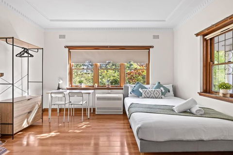 Quadruple Room - Near Transport & Shops - Shared Bathroom - Hervey Bay Accommodation 1