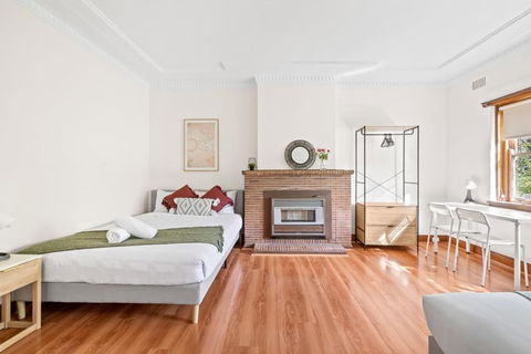 Quadruple Room - Near Transport & Shops - Shared Bathroom - Hervey Bay Accommodation 2