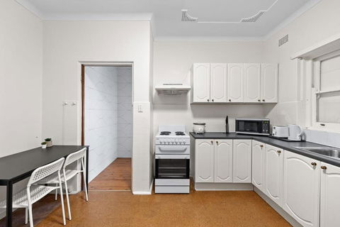 Quadruple Room - Near Transport & Shops - Shared Bathroom - Hervey Bay Accommodation 3