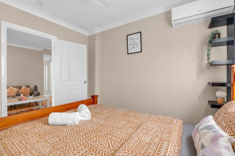 Quaint 2 Bedroom Fully Furnished Cottage - Hervey Bay Accommodation 2