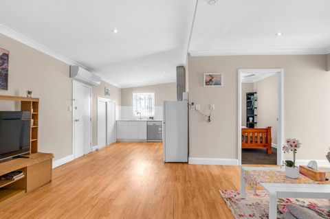 Quaint 2 Bedroom Fully Furnished Cottage - Hervey Bay Accommodation 3