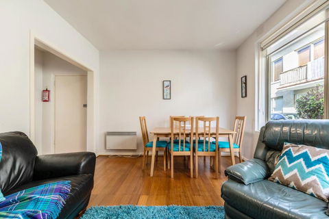 Quaint & Homey Ripponlea Flat - Hervey Bay Accommodation 2