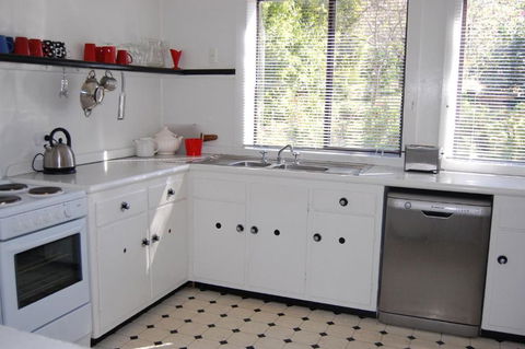 Quaint Cottage Nestled Amongst The Trees - Hervey Bay Accommodation 3