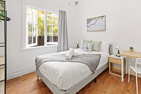 Quaint Double Room - Seconds To Shops & Eateries - Shared Bathroom - Hervey Bay Accommodation 0