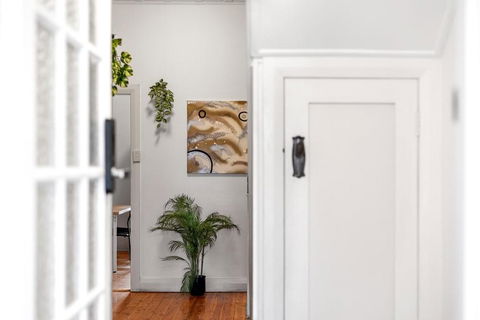 Quaint Double Room - Seconds To Shops & Eateries - Shared Bathroom - Hervey Bay Accommodation 3