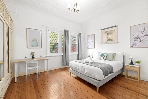Quaint Double Room - Seconds To Shops & Eateries - Shared Bathroom - Hervey Bay Accommodation 1