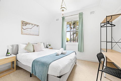 Quaint Double Room - Seconds To Shops & Eateries - Shared Bathroom - Hervey Bay Accommodation 2
