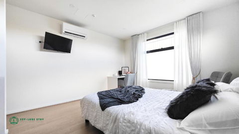 Queen Bed Stylish Suite With TV - Room 12 - Tourism Hervey Bay 0