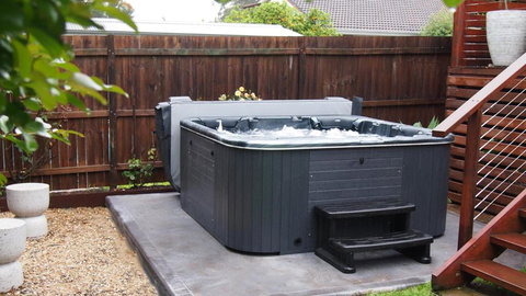 Queenberry Cottage - Jacuzzi, Village Location & 10 Mins To Beach - Hervey Bay Accommodation 3