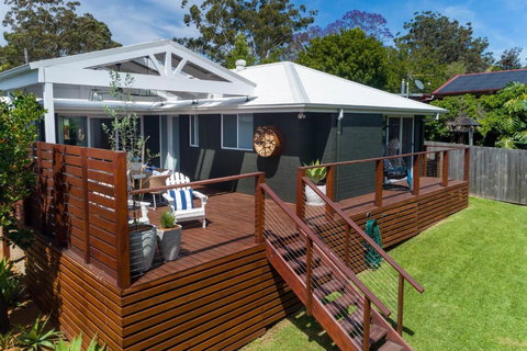 Queenberry Cottage - Jacuzzi, Village Location & 10 Mins To Beach - Hervey Bay Accommodation 2