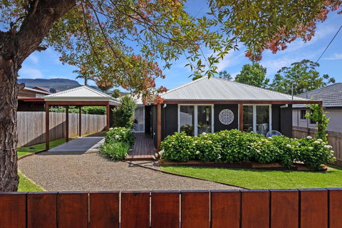 Queenberry Cottage - Jacuzzi, Village Location & 10 Mins To Beach - Hervey Bay Accommodation 0