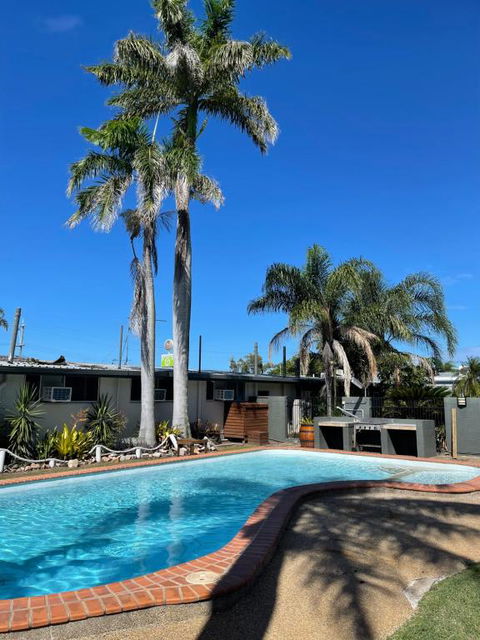 Queens Beach Hotel - Hervey Bay Accommodation 2