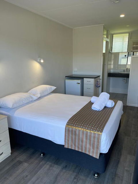 Queens Beach Hotel - Hervey Bay Accommodation 0