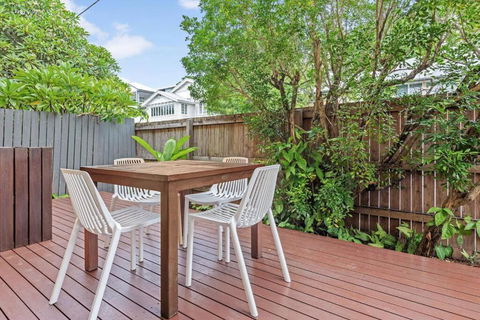 Quiet & Bright Art Deco Apartment By New Farm Park - Hervey Bay Accommodation 1