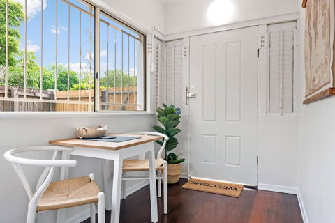 Quiet & Bright Art Deco Apartment By New Farm Park - Hervey Bay Accommodation 3