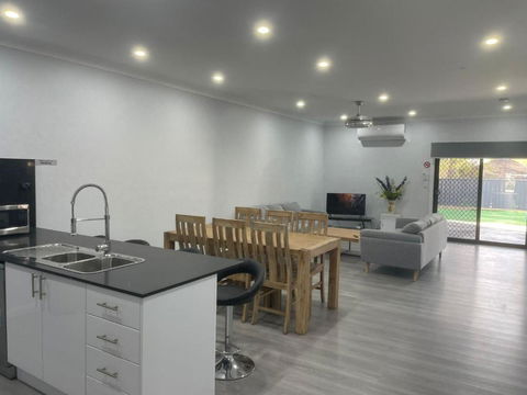 Quiet Spacious Family House 11 Bedrooms - Hervey Bay Accommodation 2