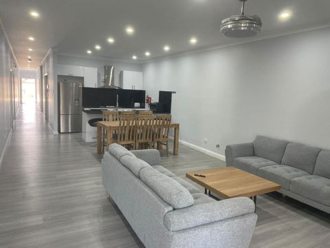Quiet Spacious Family House 11 Bedrooms - Hervey Bay Accommodation 3