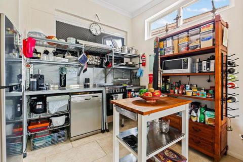 Quirky Marrickville 1-Bed With Courtyard By Shops - Tourism Hervey Bay 3