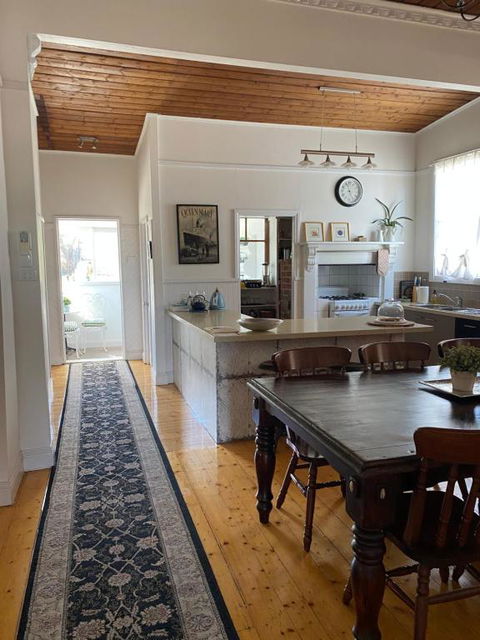 R&R Blue Diamond Luxury Cottage Maryborough, Vic - Hervey Bay Accommodation 3