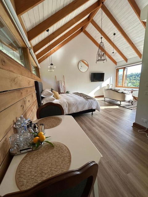Rainy Hill Retreat - The Loft - Tourism Hervey Bay 0