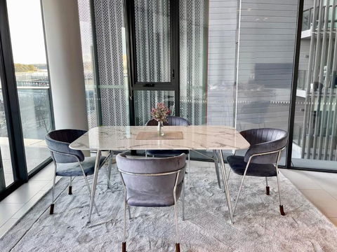 RARE Luxury Waterfront Living - Tourism Hervey Bay 3