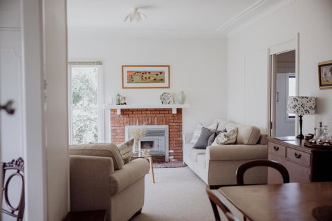 Ravenswood Farmhouse - Hervey Bay Accommodation 1
