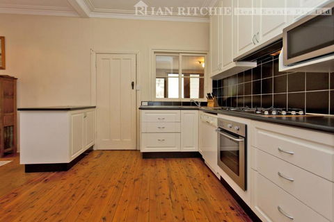Red Brick Beauty - Central Cottage - Hervey Bay Accommodation 1