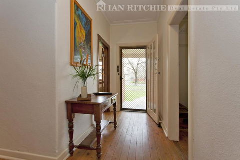 Red Brick Beauty - Central Cottage - Hervey Bay Accommodation 3