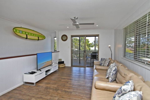Red Door Beach House - Hervey Bay Accommodation 2