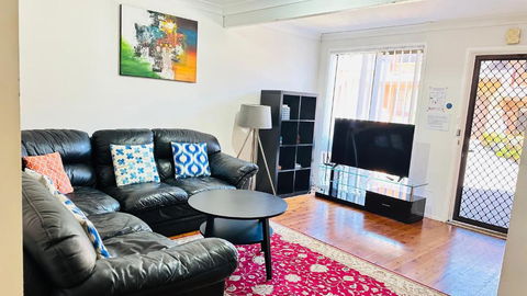 Quiet Family Townhouse In Wollongong CBD - Hervey Bay Accommodation 1