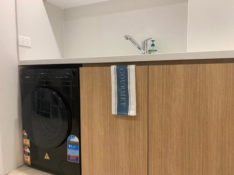 Putney Studio, Short Drive To Parklands & Olympic Park - Hervey Bay Accommodation 1