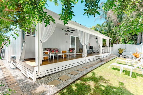 Private Outdoor Spa, Fire Pit, Cinema Room - THE COTTAGE COOLUM BEACH - Hervey Bay Accommodation 2