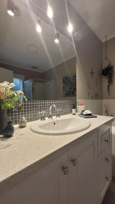 Quiet Family Retreat Getaway - Wildlife Park, Sovereign Hill, Kryall Castle And City At Your Door - Modern House, 8 Guests, 4 Bedrooms, 5 Beds - Hervey Bay Accommodation 2