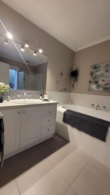 Quiet Family Retreat Getaway - Wildlife Park, Sovereign Hill, Kryall Castle And City At Your Door - Modern House, 8 Guests, 4 Bedrooms, 5 Beds - Hervey Bay Accommodation 3