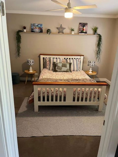 Quiet Family Retreat Getaway - Wildlife Park, Sovereign Hill, Kryall Castle And City At Your Door - Modern House, 8 Guests, 4 Bedrooms, 5 Beds - Hervey Bay Accommodation 1