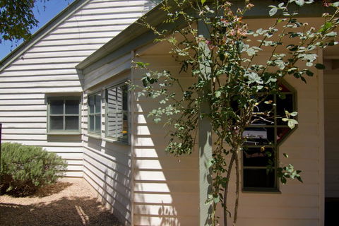Atticus Cottage - Tourism Hervey Bay 0